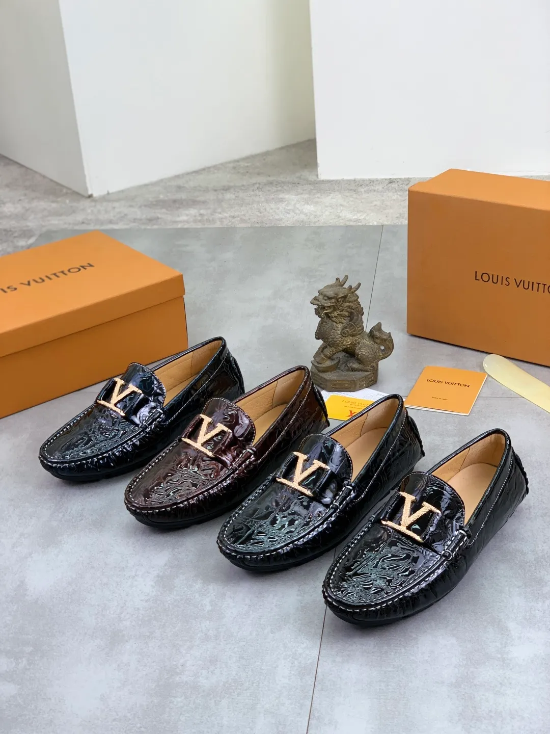 Men's men's shoes 💰P360💰【New style】🆘 🔥🆕【Louis Vuitton】LV Hong Kong high-quality beanie shoes. Loaf style for lazy people. This fabric is made of 🇮🇹 imported Italian first-layer cowhide➕full first-layer pigskin lining. The lining is more high-end. The original non-slip and wear-resistant rubber outsole is the only choice for driving. Size: 38-45. 4️⃣colors available.